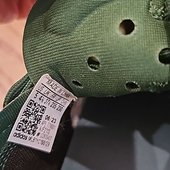 Adidas Trae Young size 5 boys or 7 womens NWOT - Picture 9 of 11